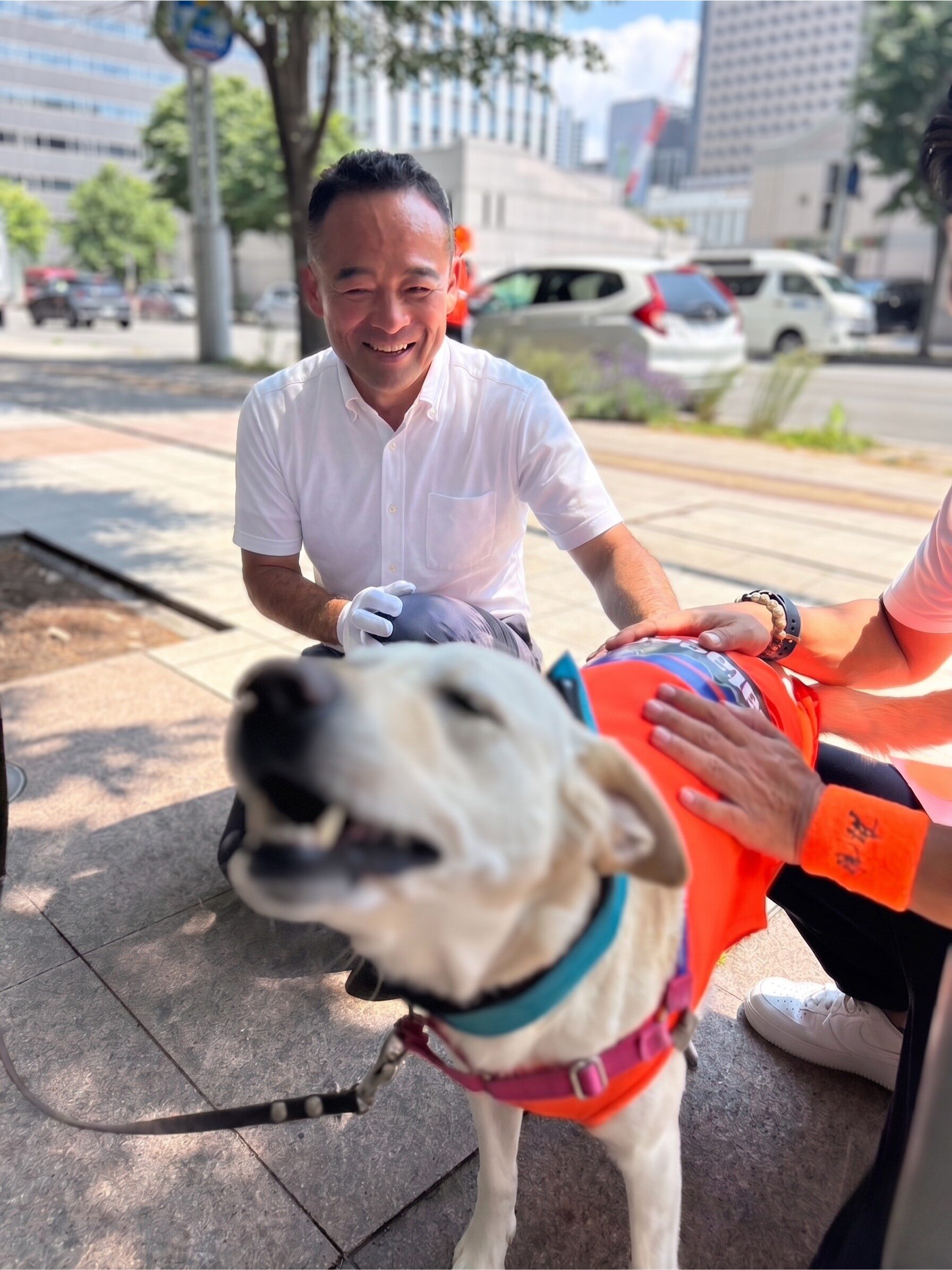 街頭でマイクを持つ田中よしひと